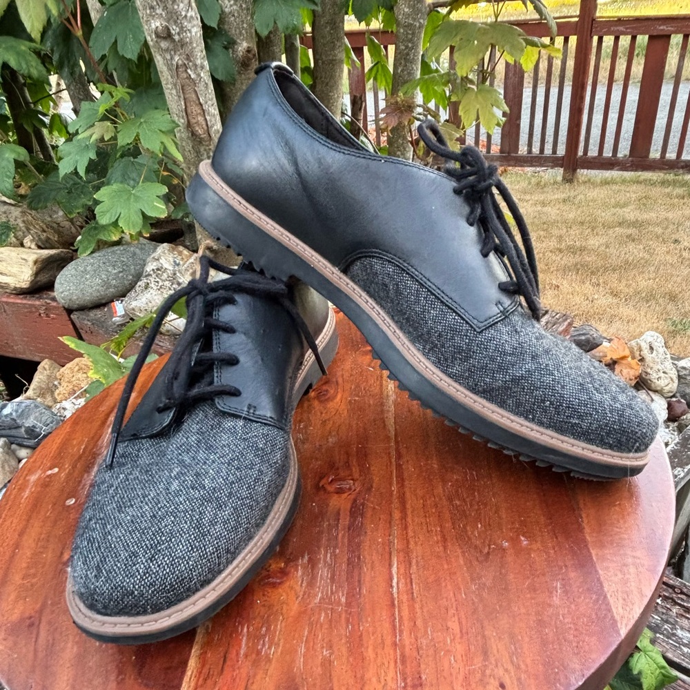 Clarks women’s size 9 Black and Gray Flats with Modern Oxford Design